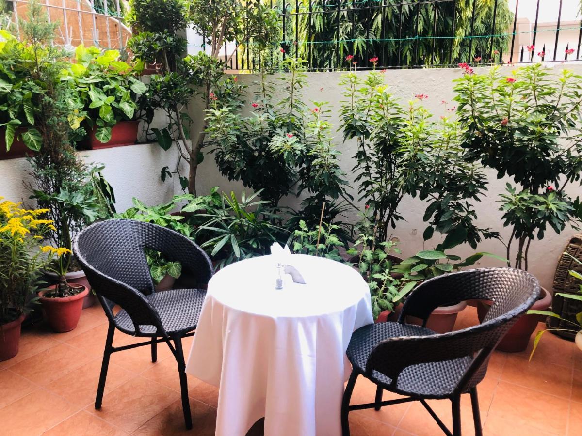 Bed and Breakfast The Neem Nueva Delhi Exterior foto